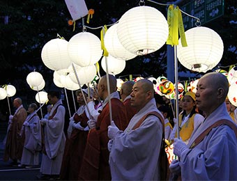 韩国燃灯节游行为"岁月"号客轮遇难者祈福