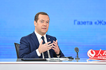 俄羅斯總理梅德韋杰夫與人民網網友在線對話交流